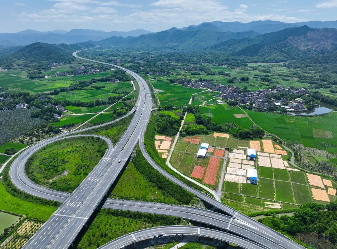 情暖广新献爱心，乡村振兴齐助力——球王会开展爱心捐款活动