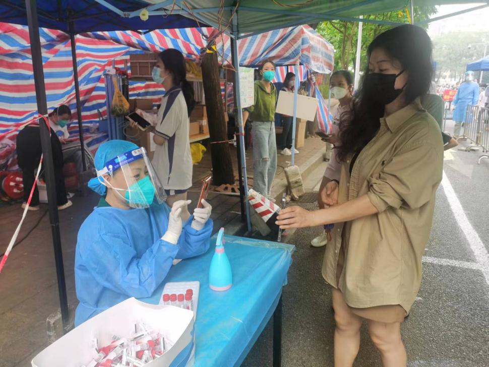 使命在肩，冲锋在前！球王会党员干部就地“转岗”变身抗疫志愿者