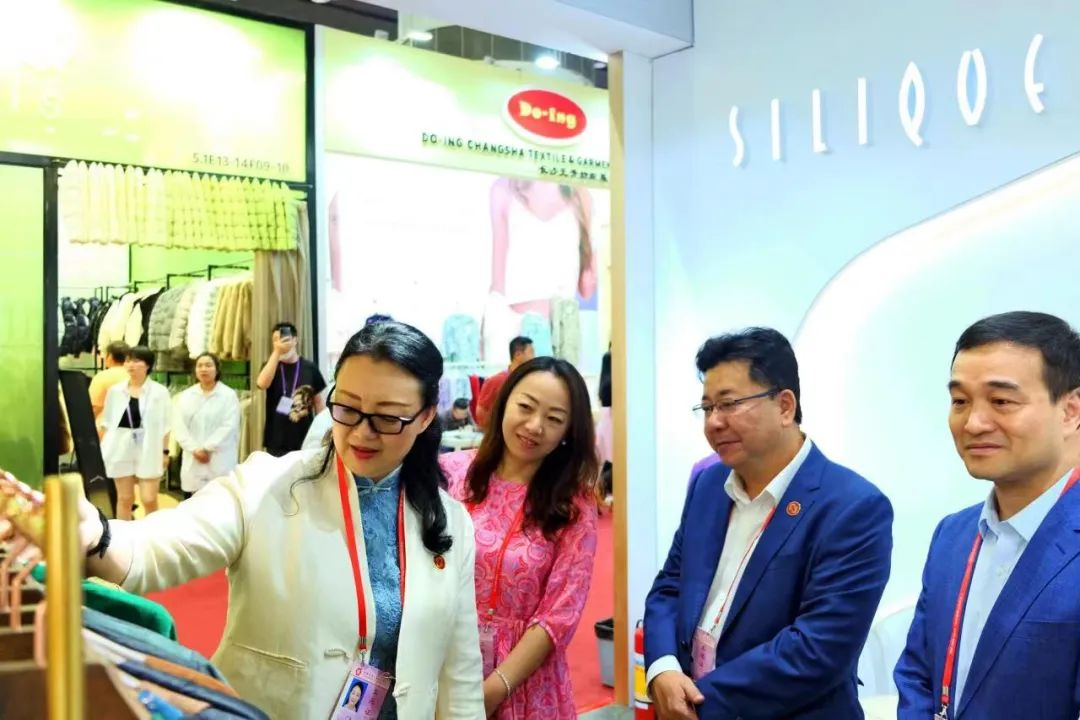 球王会党委书记、董事长白涛率队调研外贸企业广交会参展情况